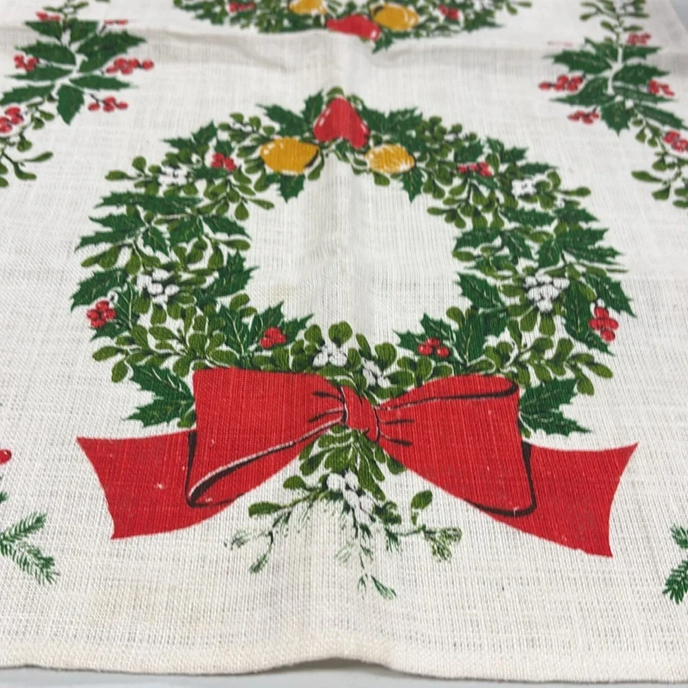 Vintage 1950s Christmas Holiday Wreath Kitchen Towel Holly Poinsettia Print